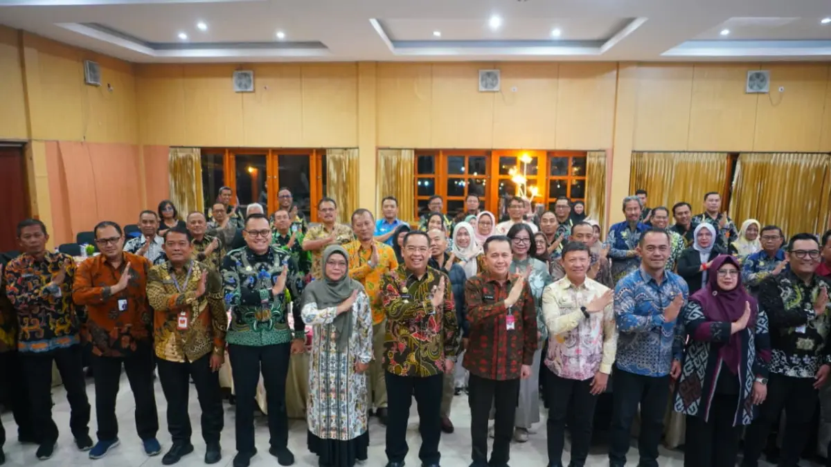 KOMPAK: Para peserta rapat berfoto bersama Wali Kota Probolinggo dr. Aminuddin dan Wawali Ina Dwi Lestari usai Rakor Bersama Dirjen Bina Keuda Kemendagri di Lava Hills Sukapura, Jumat (24/7).