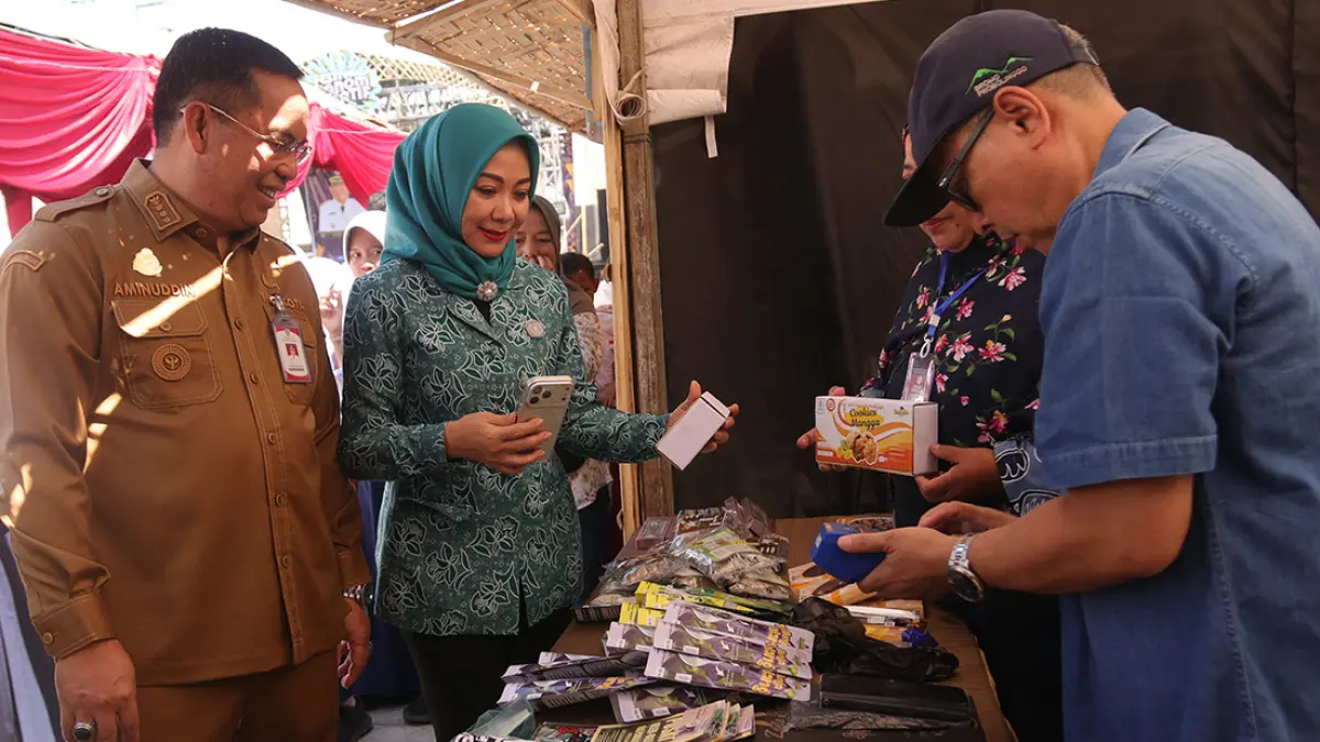 PERDANA: Wali Kota Probolinggo dokter Aminuddin dan ketua TP PKK Evariani Aminuddin saat meninjau salah satu stan di festival Ekraf perdana Kota Probolinggo. (Fahreza Nuraga/ Radar Bromo) 