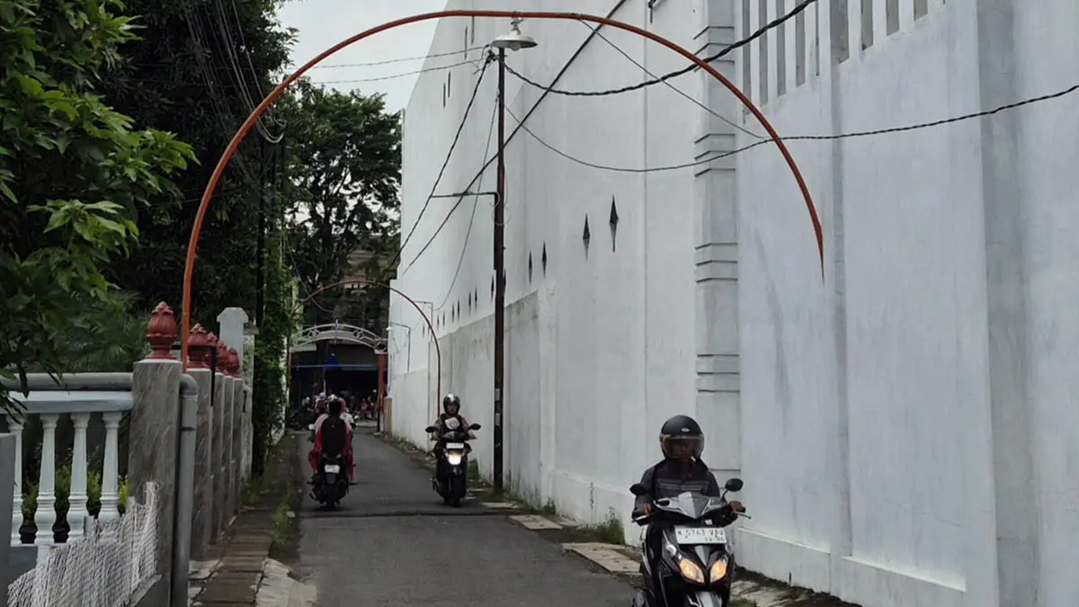 RUTIN DIRAWAT: Salah satu titik PJU lingkungan di Gang Manggis di Jalan dr Wahidin SH di Kota Pasuruan. (Foto: Fahrizal Firmani/Jawa Pos Radar Bromo)