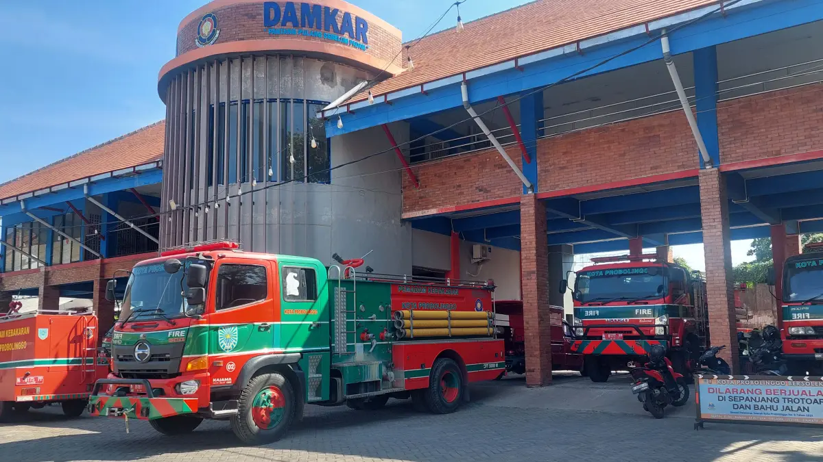 SIAGA: Sejumlah mobil Damkar Kota Probolinggo, parkir dan disiapkan untuk menangani bencana kebakaran. (ARIF MASHUDI/JAWA POS RADAR BROMO)