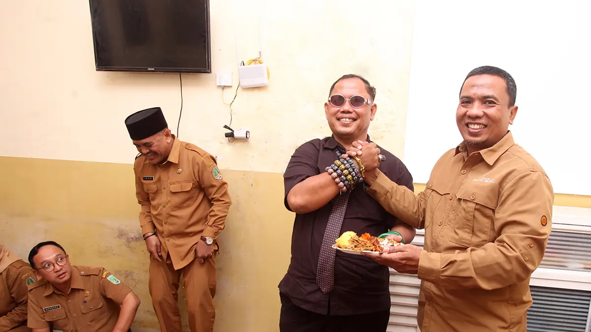 SINERGI: Direktur Jawa Pos Radar Bromo HS Suyuti bersalaman dengan Ayik Suhaya, ketua GM FKPPI. (Foto: Zubaidillah/Jawa Pos Radar Bromo)