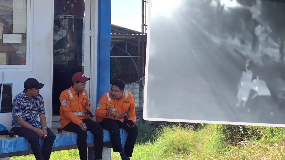 BERBAGI CERITA: Anggota Komisi I DPRD Kabupaten Pasuruan Febri Irawan Darwis saat mendengarkan cerita aksi heroik yang dilakukan Sofi Bahtiar, petugas PJL di jalur rel JPL 105 Bangil. Inset Sofi saat menolong warga yang hendak menabrakkan diri ke KA Sangkuriang. (M Busthomi/ Radar Bromo)