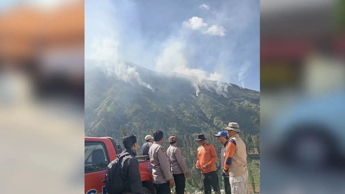 WASPADA: Tim reaksi cepat bersama personel kepolisian memantau kebakaran lahan di Gunung Ringgit, Sukapura.  Selama musim kemarai, BPBD menyiagakan tim reaksi cepat. (Foto: Istimewa)
