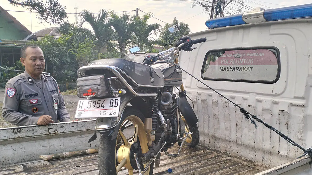 BARANG BUKTI: Motor Honda GL Max, kendaraan yang alami laka lantas tunggal sudah diamankan di Poslantas Polsek Pandaan. (Foto: Rizal F Syatori/Jawa Pos Radar Bromo) 