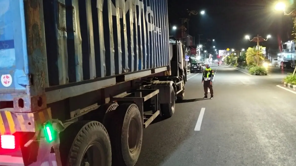 DIHENTIKAN: Petugas Satlantas Polres Probolinggo Kota saat melakukan penertiban kendaraan bertonase besar yang melintas di dalam kota, Selasa (28/7) malam.