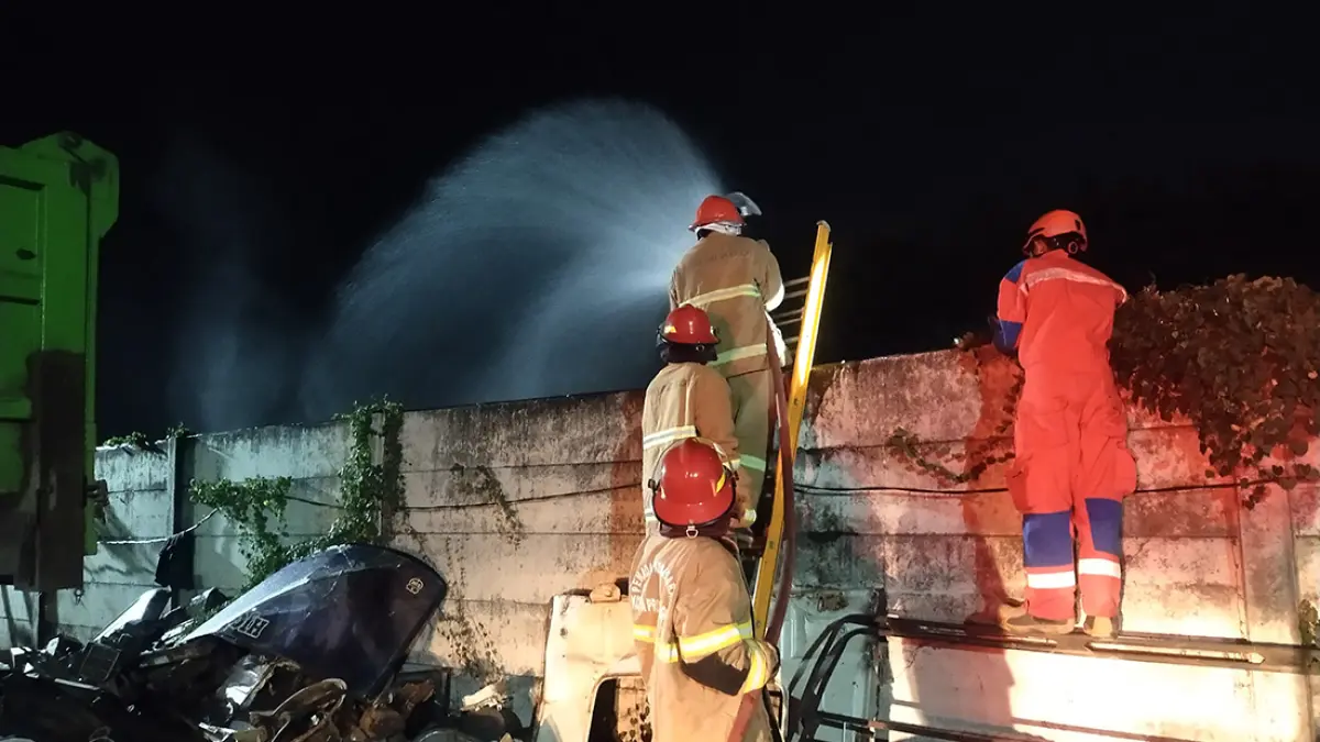 SEMPROT: Petugas Damkar Satpol PP Kota Probolinggo saat melakukan pemadaman di sebuah lahan yang terbakar di Jalan Anggrek, Jalur Lingkar Utara (JLU), Kelurahan Sukabumi, Kecamatan Mayangan, Kota Probolinggo.