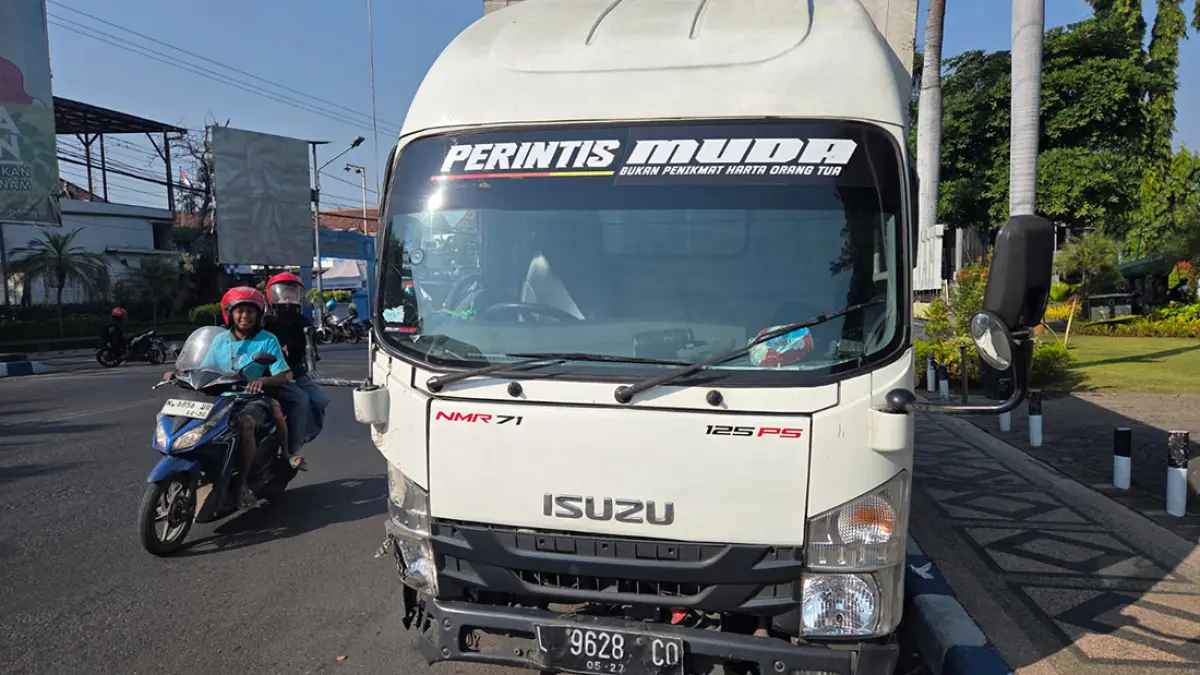TERLIBAT TABRAKAN: Kondisi truk usai tabrakan dengan pikap yang dikemudikan remaja 16 tahun. 