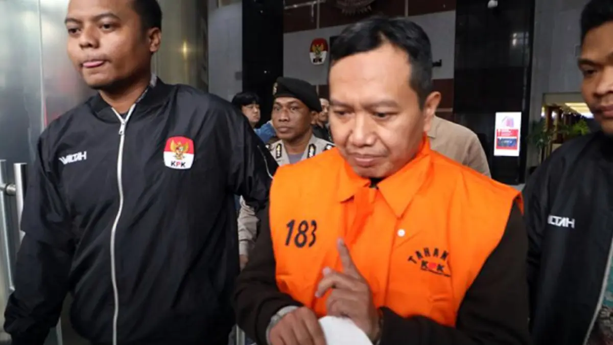 Anggota DPRD Jatim asal Paiton Probolinggo dari Gerindra M Mahrus saat ditahan KPK, Selasa lalu (28/7). (Istimewa)