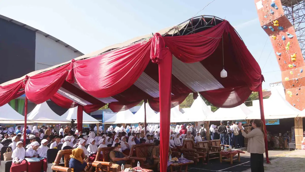ANTUSIAS: Sejumlah pelajar Kota Probolinggo begitu antusias mengunjungi Festival Ekonomi Kreatif di Lapangan Outdoor GOR A.Yani, Selasa (28/7). 