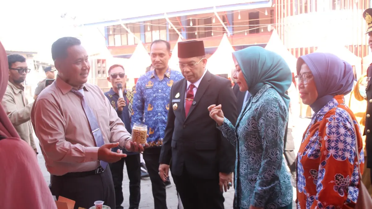 BAZAR: Wali Kota dr. Aminuddin saat mengunjungi stan bazar kuliner dan batik di peringatan Harkopnas ke-79 Tahun 2026.