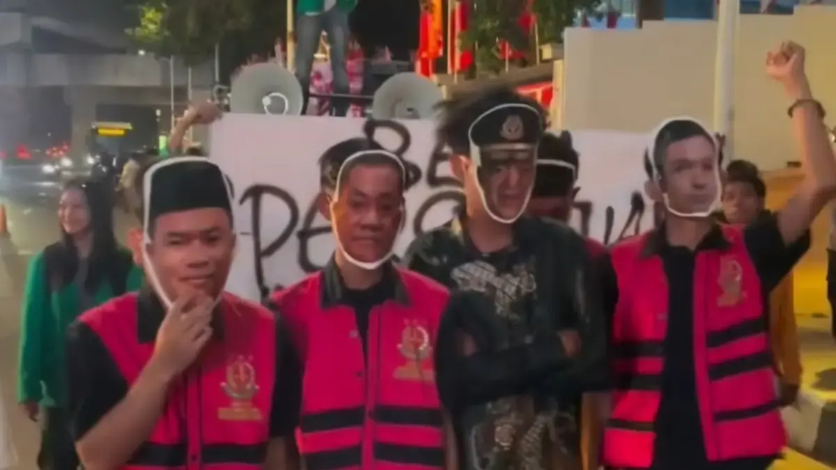 BEM Persatuan Indonesia gelar aksi teatrikal dengan bawa rompi pink dan borgol di Kejaksaan Agung, Rabu (29/7). (Threads @ladybakerij)