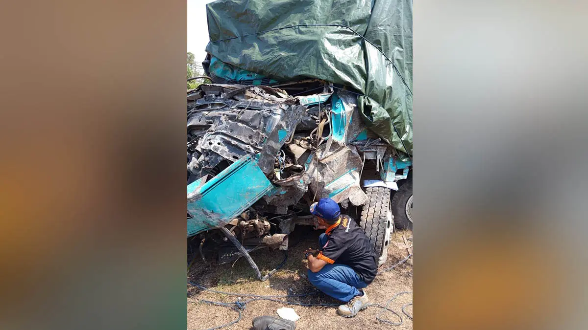 CEK: Penguji penyelia Dishub memeriksa truk traktor head yang menjadi pemicu laka lantas beruntun di Desa Ngerong, Gempol. (Foto: Dishub for Jawa Pos Radar Bromo)