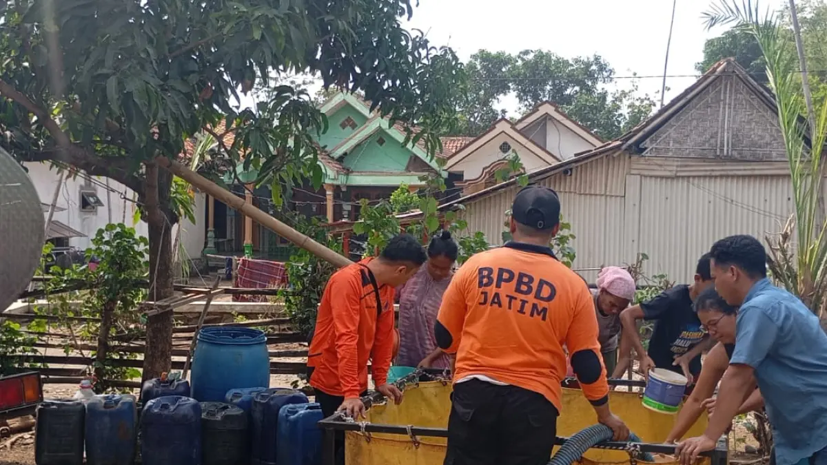 DISTRIBUSI: Petugas BPBD Kabupaten Probolinggo mendistribusikan air bersih ke Dusun Gonggo, Desa Tigasan Kulon, Kecamatan Leces, Rabu (29/7). (BPBD KABUPATEN PROBOLINGGO FOR&nbsp;JAWA POS RADAR BROMO)