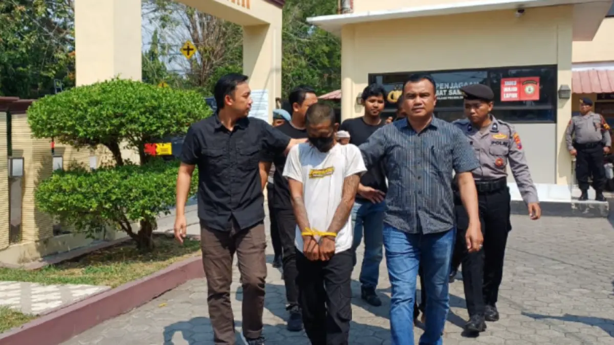 DITANGKAP: Tersangka dugaan pembunuhan terhadap manusia silver bernama Andika Wahyu Santoso, 22 yakni Nur Arista Sapta Agus Tidar Pratama, 27, saat digelandang pihak kepolisian Polres Probolinggo Kota, Kamis (30/7). (INNEKE AGUSTIN/Jawa Pos Radar Bromo)