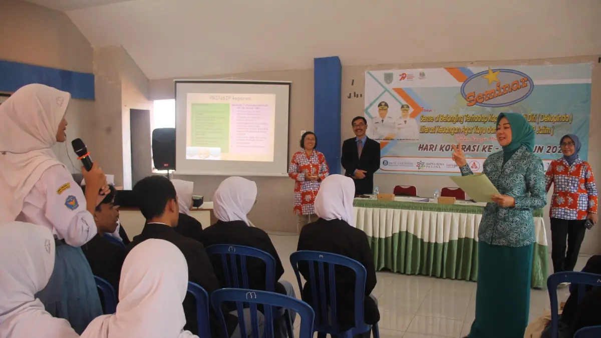 EDUKASI: Ketua Dekranasda Hj. Evariani Aminuddin saat memberikan quiz dalam Seminar Edukasi Siswa. 