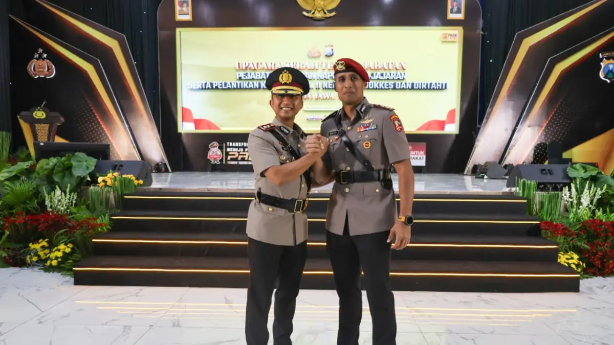 GANTI PIMPINAN: AKBP Arief Ardiansyah Prasetyo (kiri) menggantikan AKBP Titus Yudho Uly sebagai Kapolres Pasuruan Kota. (POLRES PASURUAN KOTA FOR JAWA POS RADAR BROMO)