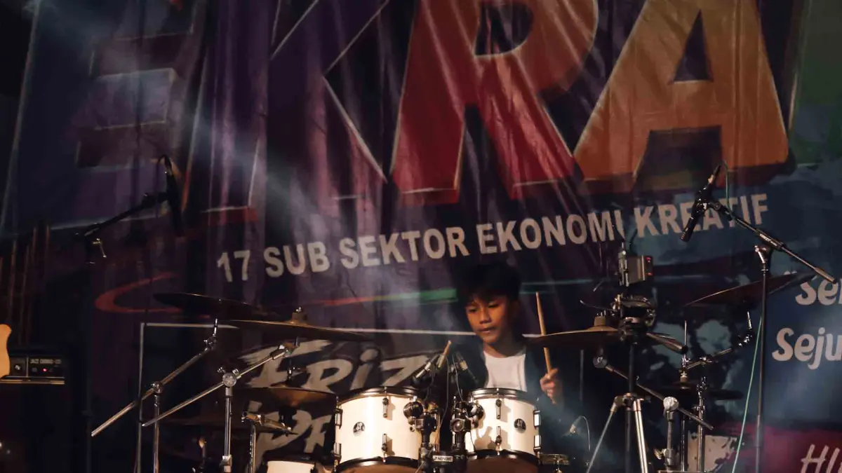 KRATIVITAS: Panggung dengan ornamen bambu mencerminkan kreativitas. Selain ada penampian tari tradisional, musik tradisi, band pelajar, nyanyi solo, ada pula penampilan drumer cilik Frezy Projeck.  
