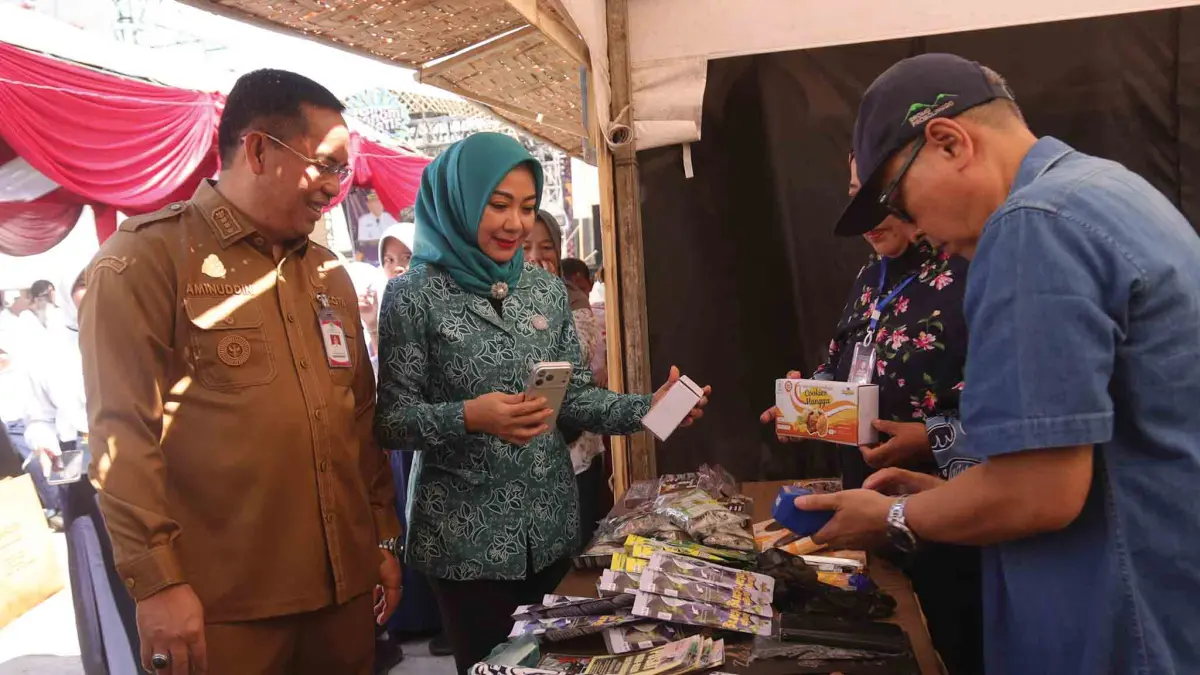 LIHAT LANGSUNG: Wali Kota Probolinggo dr. Aminuddin didampingi Ketua TP PKK dr. Evariani mengunjungi stan Pemeran Pelaku Ekonomi Kreatif di Festival Ekraf 2026.