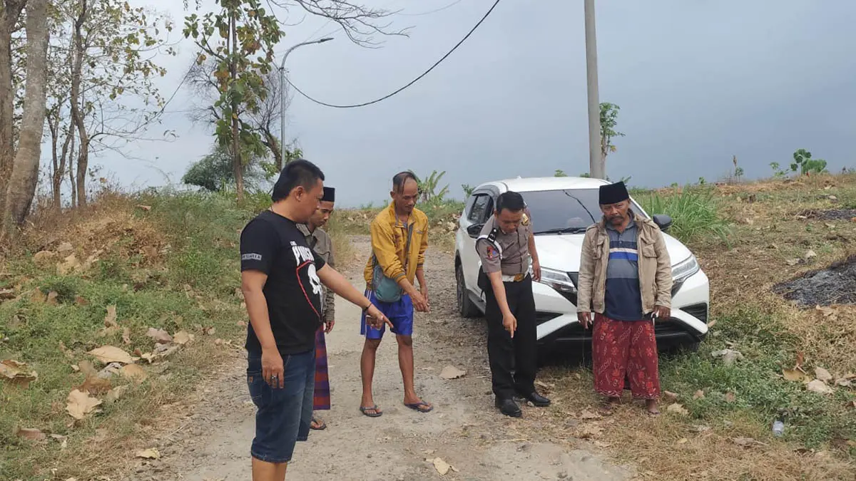 LOKASI KEJADIAN: Polisi melakukan olah TKP di Kedungpengaron, Kecamatan Kejayan, Kabupaten Pasuruan. Di sinilah korban dibacok hingga motornya dibawa kabur. (Foto: Istimewa)