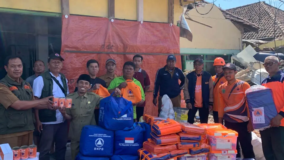 Pemberian bantuan berupa terpal dan lain-lain dari BPBD Kabupaten Pasuruan, untuk warga bangunannya terdampak kerusakan imbas laka beruntun Mojorejo, Ngerong, Gempol. (Foto: Pemdes Karangrejo for Jawa Pos Radar Bromo)