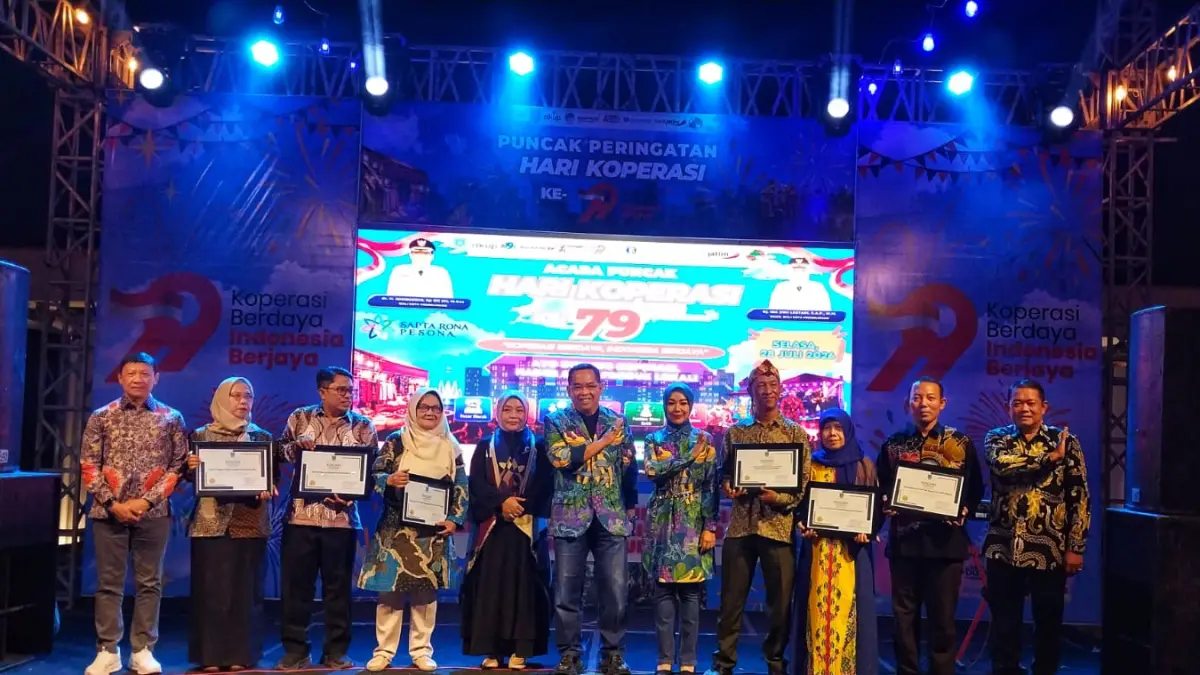 PENGHARGAAN: Pemberian piagam penghargaan kepada koperasi berprestasi di Kota Probolinggo.