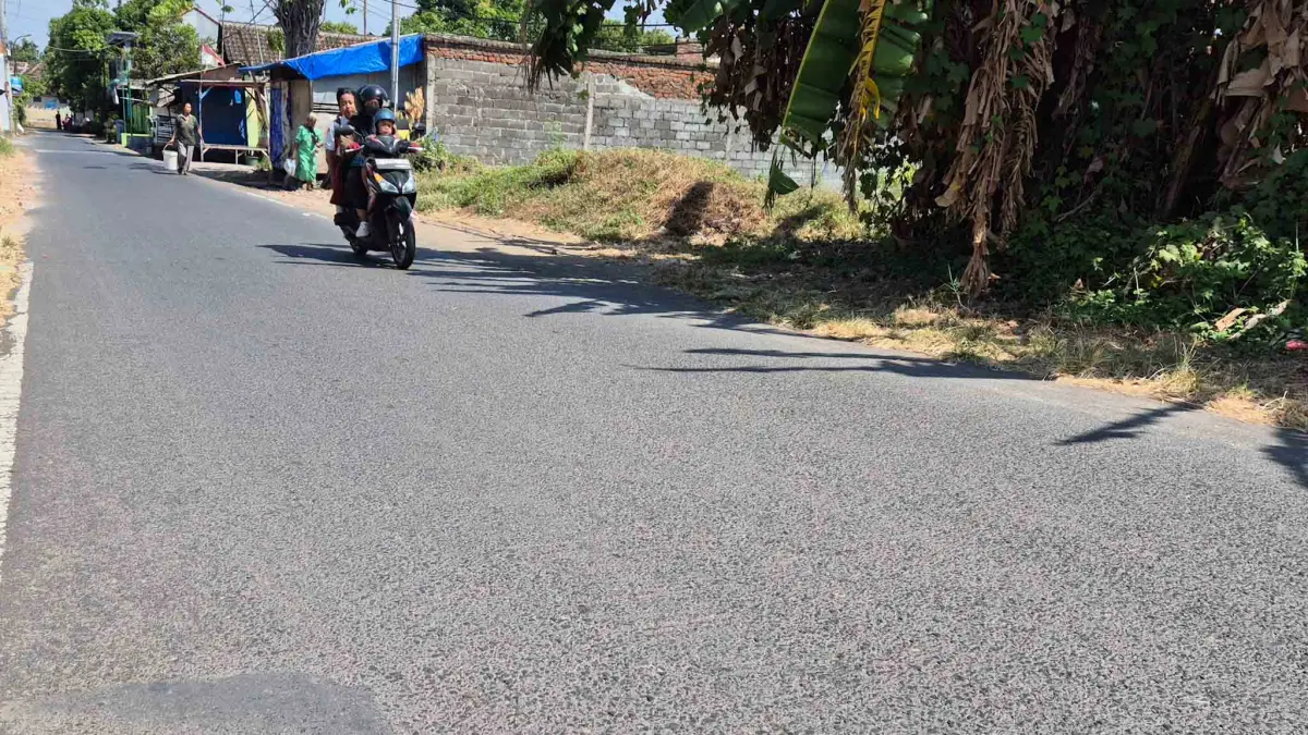 PERLU DIPERBAIKI: Pengendara motor melintas di Jalan Jati, Kota Pasuruan, yang akan dilakukan pemeliharaan. (FAHRIZAL FIRMANI/JAWA POS RADAR BROMO)