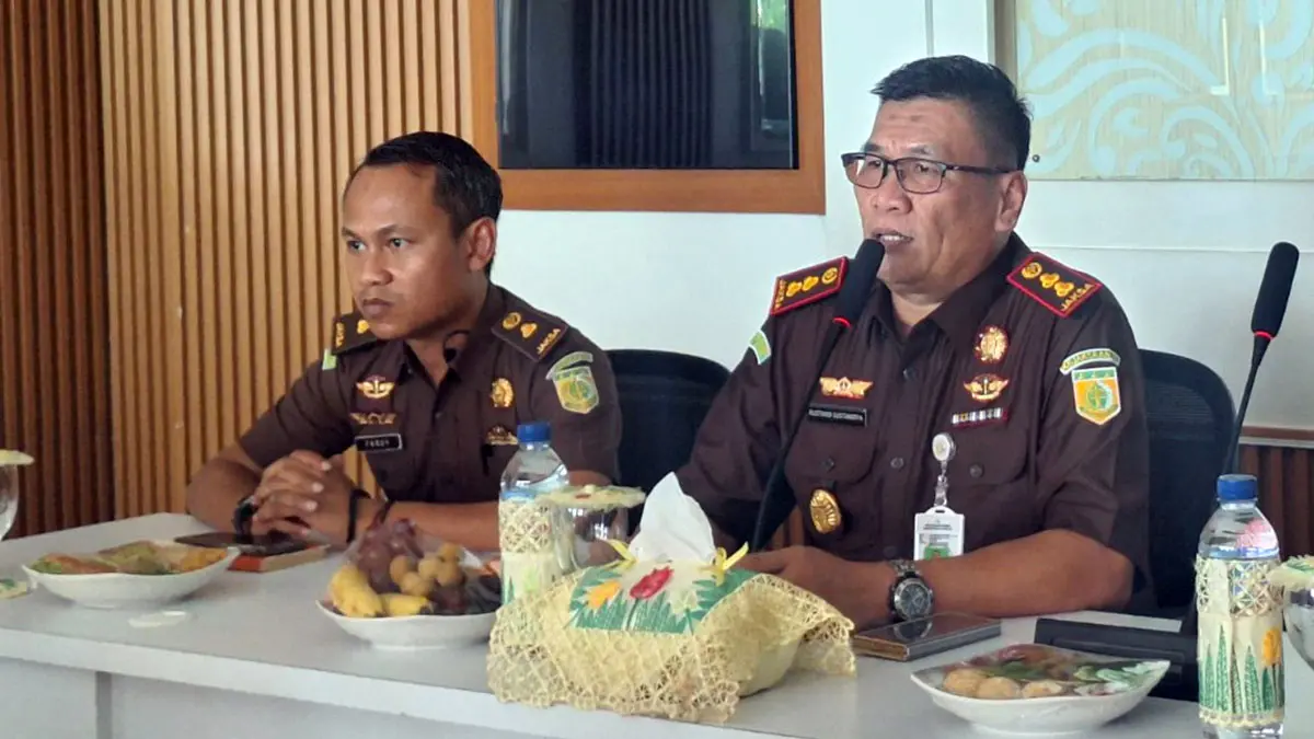 Rustandi Gustawirya (kanan), Kepala Kejari Kabupaten Pasuruan yang baru saat menggelar rilis. 
