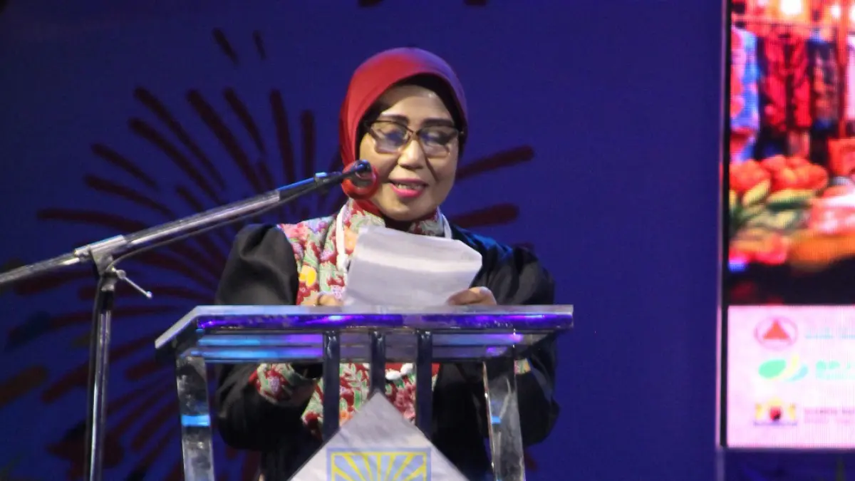 SINERGI: Ketua Panitia Yayuk Setyowati saat menyampaikan laporan kegiatan dalam malam Puncak Peringatan Rangkaian Harkopnas ke-79 Tahun 2026 di Halaman Mako Satpol PP Kota Probolinggo
