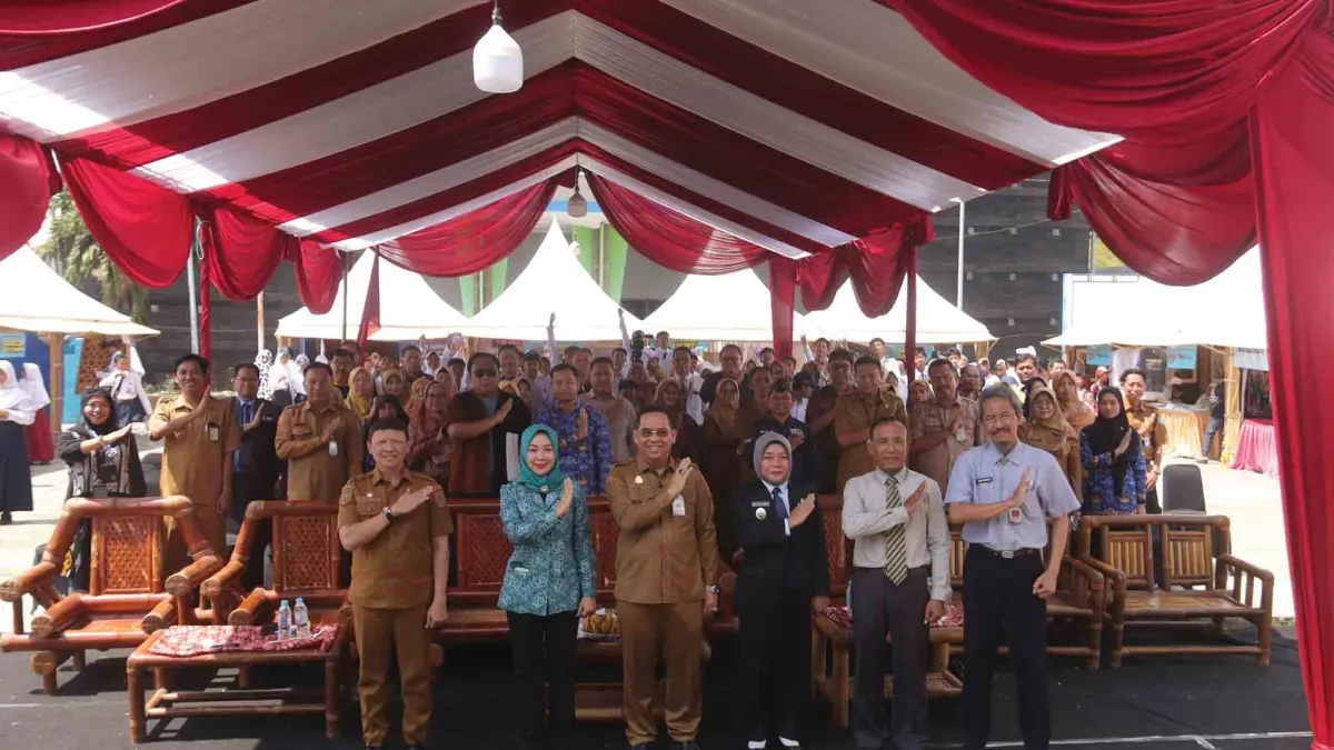 SINERGI: Wali Kota Probolinggo dr. Amimuddin bersama Wakil Wali Kota Hj. Ina Dwi Lestari, Sekda Budiono Wirawan, dan Kadispopar Muhammad Abas berfoto bersama usai seremonial Pembukaan Fetival Ekraf 2026.