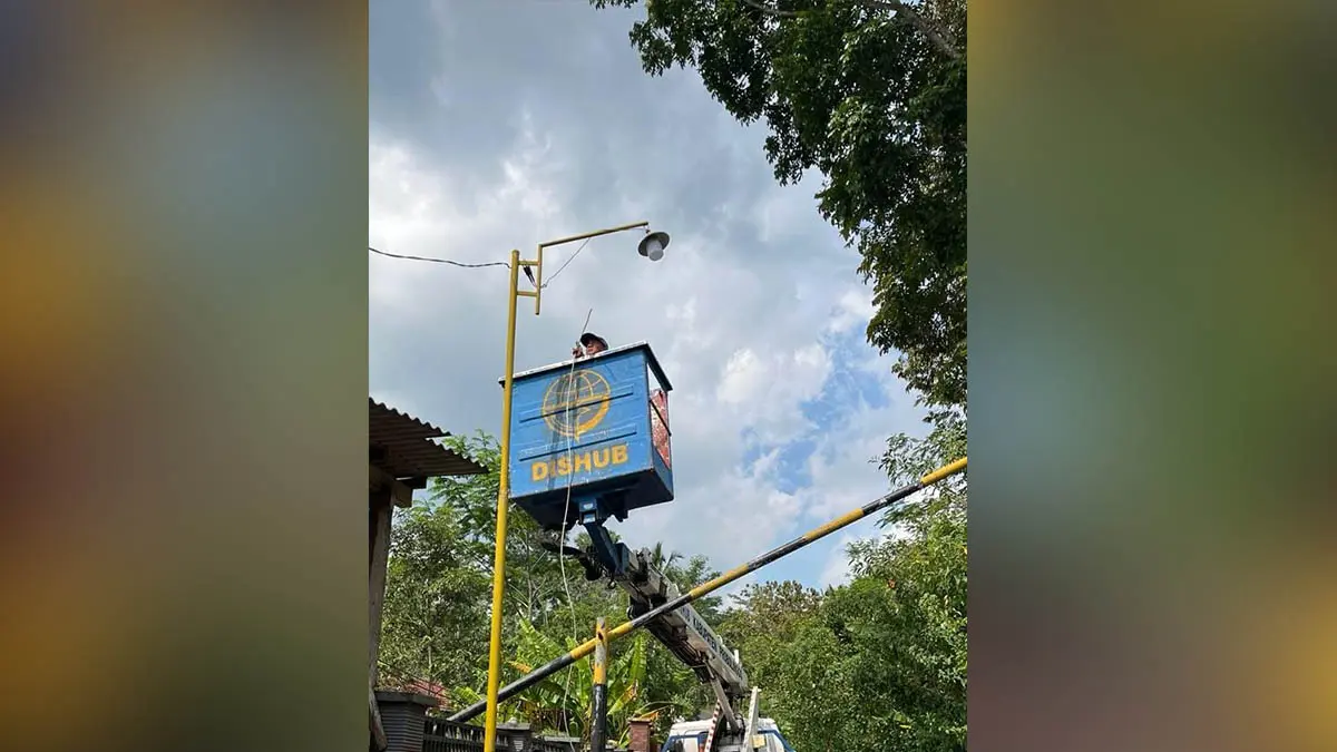 TAK GANGGU AKSES: Personel Dishub meninggikan portal sisi barat depan Kantor Penyuluh KB Kecamatan Tiris. (Foto: Istimewa)