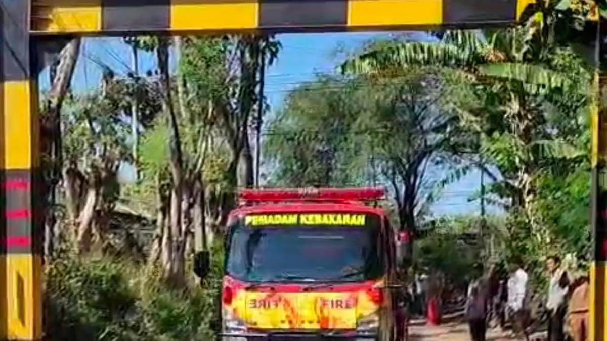 TERPASANG: Dishub Kabupaten Probolinggo memasang portal pembatas kendaraan di Desa Banjarsawah, Kecamatan Tegalsiwalan. (Foto: Dishub for Jawa Pos Radar Bromo)