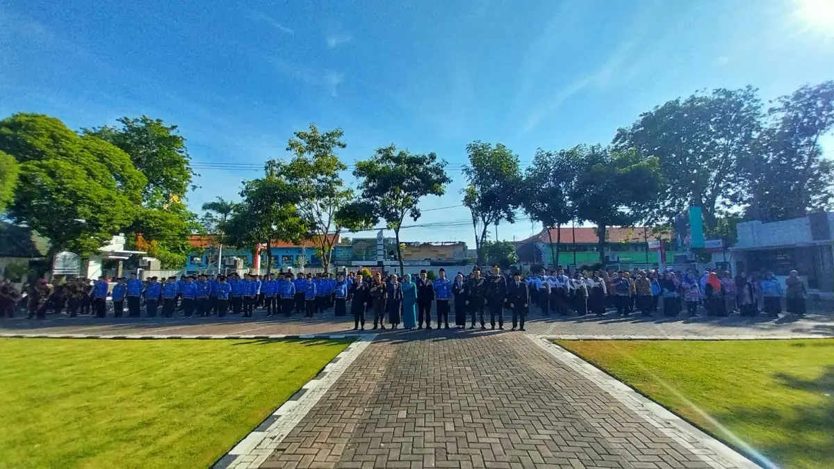 UPACARA: Upacara peringatan Harkopnas ke-79 berlangsung di halaman Kantor Wali Kota, diikuti oleh insan perkoperasian Kota Probolinggo. 