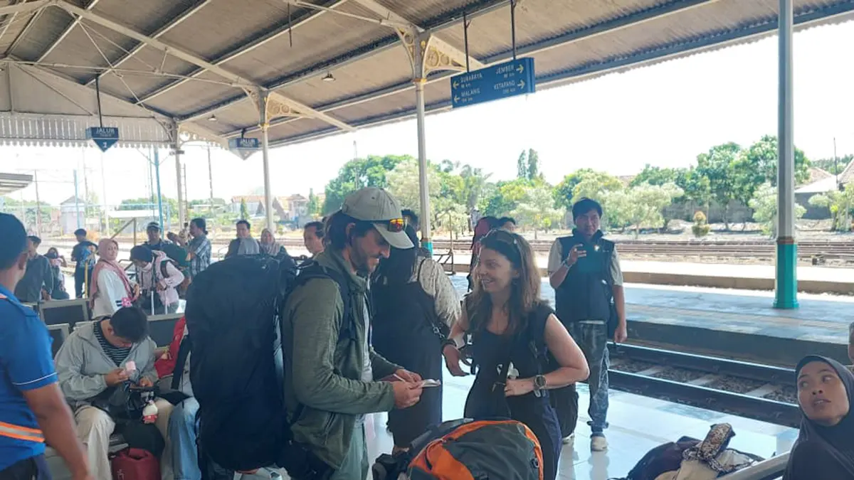 ASING: Sejumlah wiman turun di Stasiun Probolinggo.&nbsp;(ARIF MASHUDI/JAWA POS RADAR BROMO)