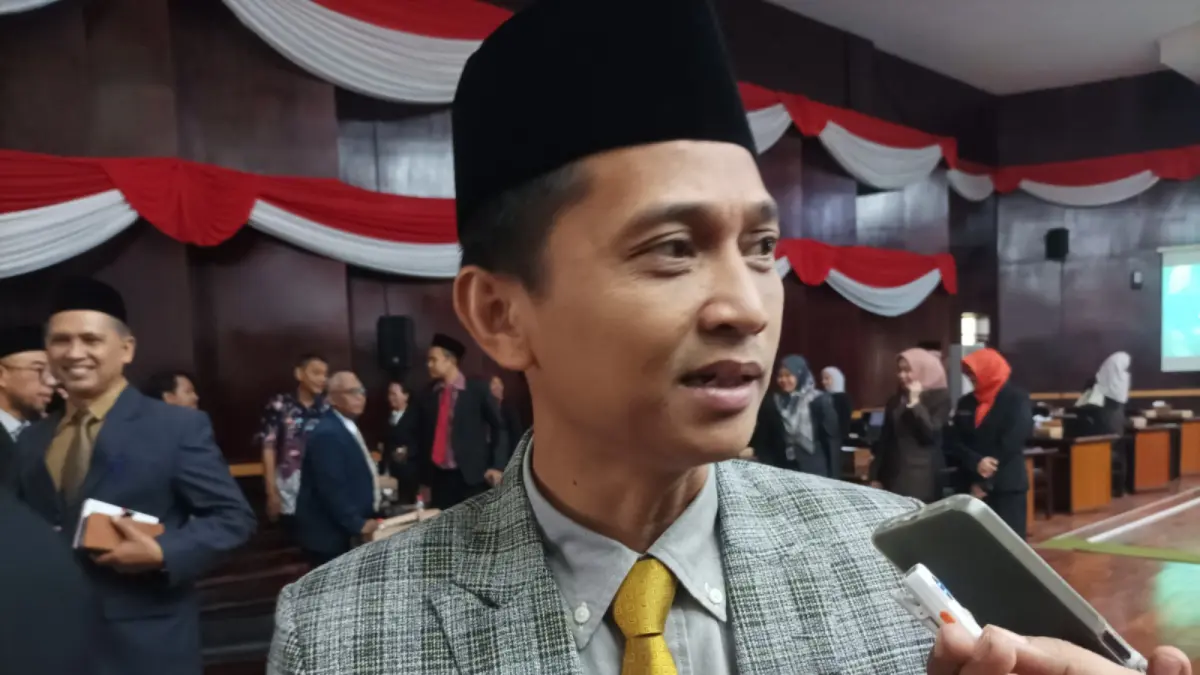 BANPOL: Ketua DPRD kabupaten Probolinggo Oka Mahendra Jatikusuma usai paripurna kesepakatan KUA PPAS 2027.(Agus Faiz musleh/Jawa Pos Radar Bromo)