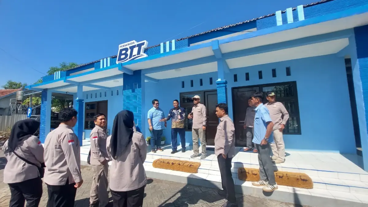 CEK LANGSUNG: Sejumlah anggota DPRD Kota Probolinggo mendatangi kantor PT Perseroda BTT, beberapa waktu lalu.(ARIF MASHUDI/JAWA POS RADAR BROMO)