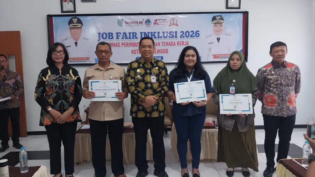 INKLUSI: Wali Kota Probolinggo dr. Aminuddin (tengah) didampingi Sekda Kota Budiono Wirawan (paling kanan) dan Kepala Disperinaker Kota Probolinggo Retno Wandansari berfoto bersama 3 perusahaan yang telah menyerap karyawan penyandang disabilitas.