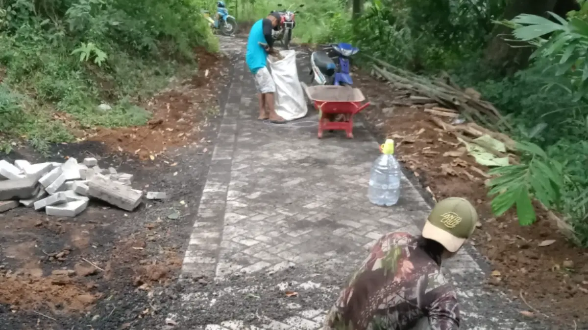 LEBIH BAIK: Sejumlah pekerja menggarap pavingisasi jalan di Dusun Waturiti, Desa/Kecamatan Lumbang. (PEMERINTAH DESA LUMBANG FOR JAWA POS RADAR BROMO)