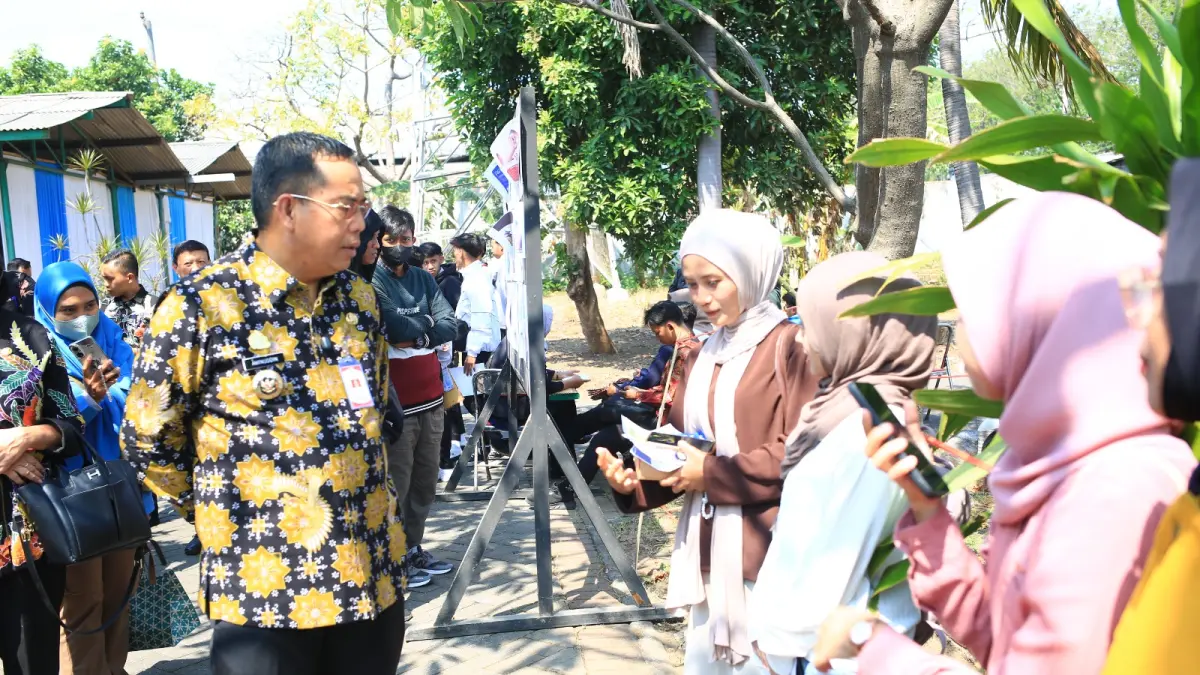 PANTAU LANGSUNG: Wali Kota Probolinggo dr Aminuddin menemui sejumlah pencari kerja dalam Job Fair Inklusi, Kamis (30/7).&nbsp;(ISTIMEWA)