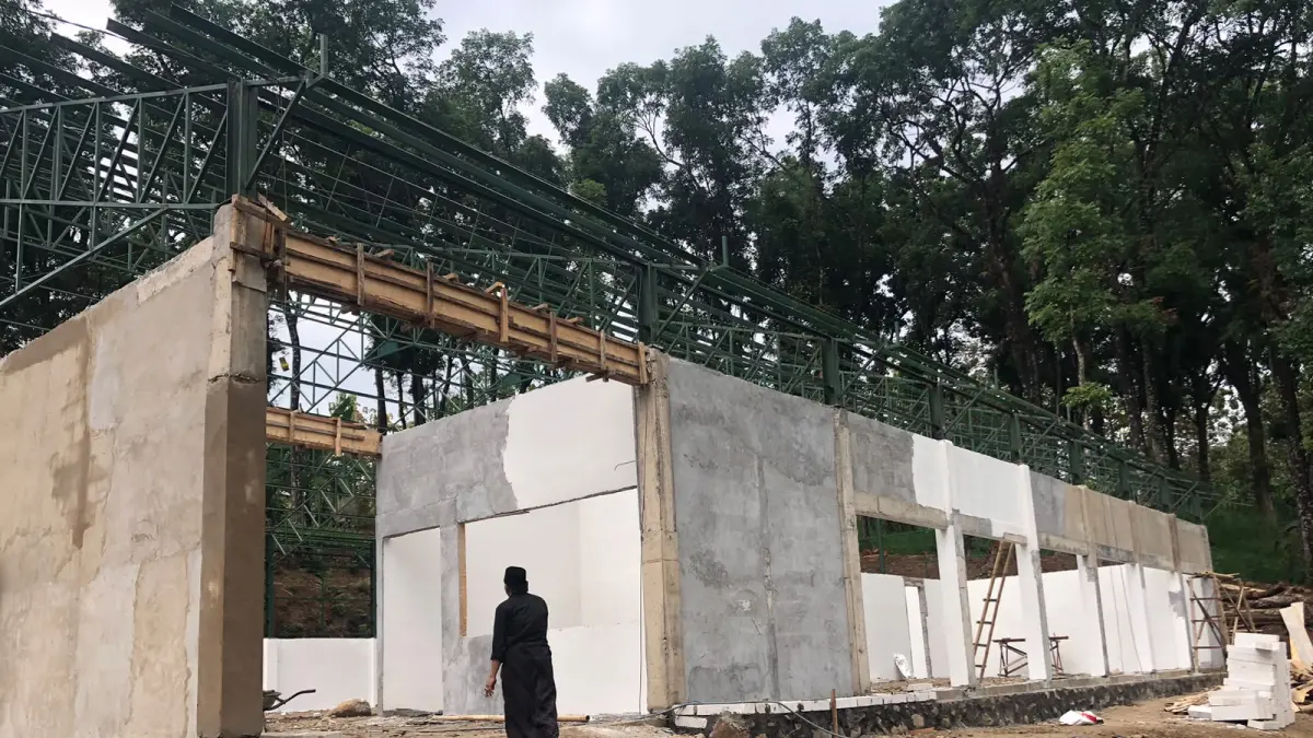 PEMBANGUNAN: Kepala Desa Lambangkuning Timbul di lokasi pembangunan KDKMP Desa Lambangkuning, Kecamatan Lumbang. (INNEKE AGUSTIN/JAWA POS RADAR BROMO)