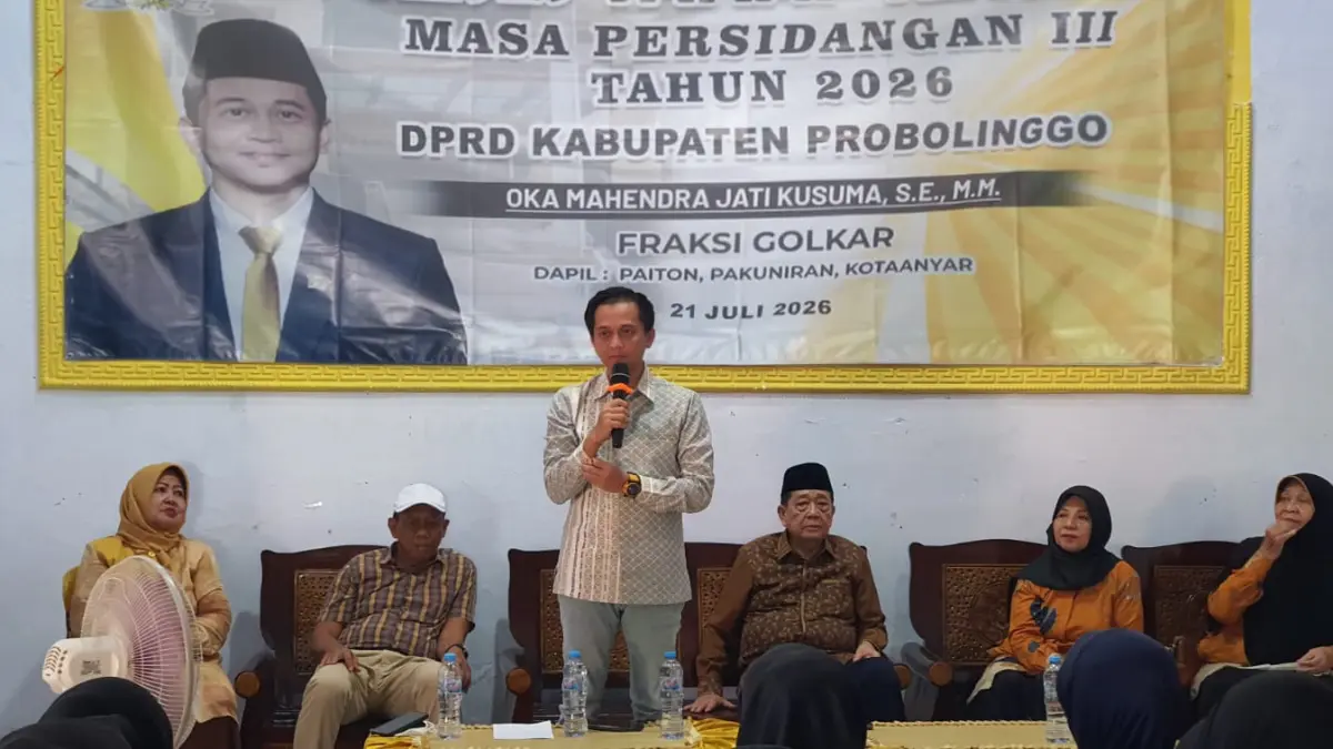 PIMPINAN DPRD: Ketua DPRD Kabupaten Probolinggo Oka Mahendra Jati Kusuma menyapa warga Desa/Kecamatan Pakuniran.
