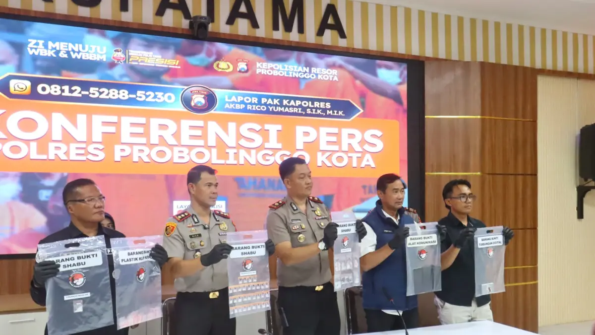 RILIS: Kapolres Probolinggo Kota AKBP Rico Yumasri menunjukkan sejumlah bukti kasus peredaran narkoba, Jumat (31/7) (INNEKE AGUSTIN/JAWA POS RADAR BROMO)