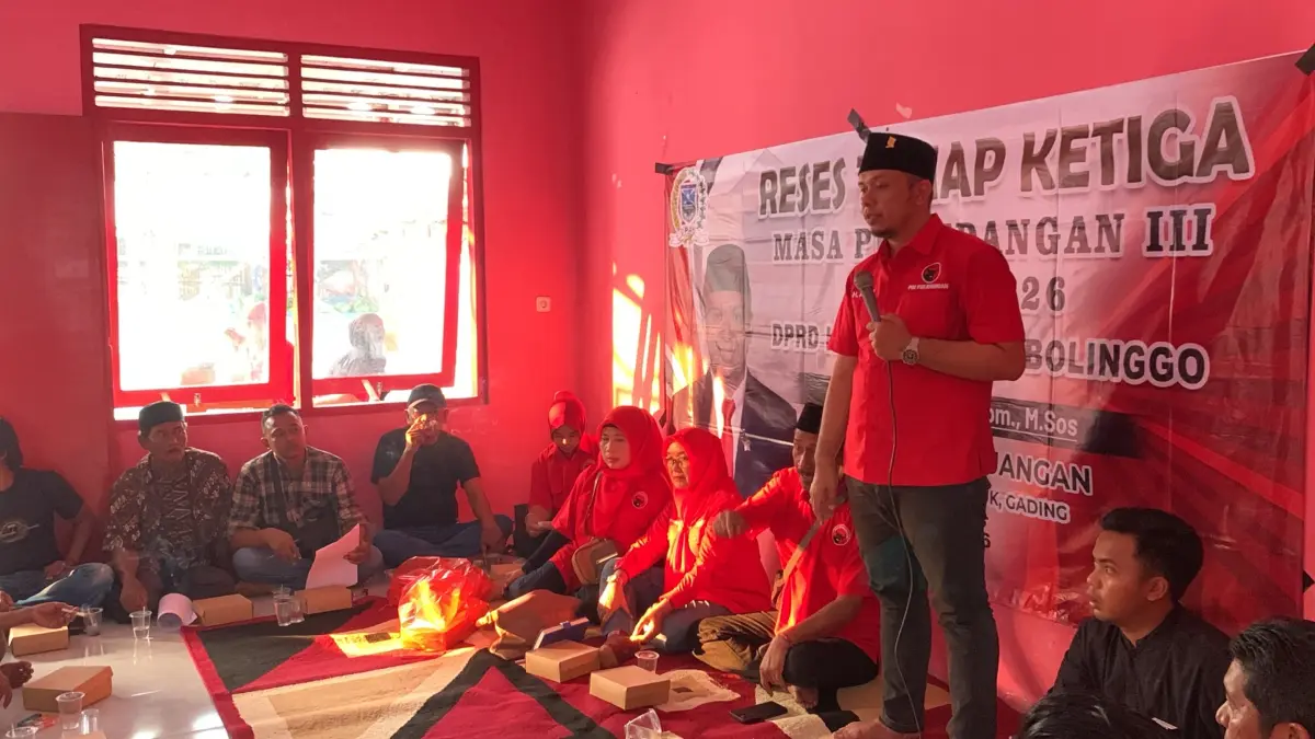 SAPA WARGA: Ketua Fraksi PDI Perjuangan DPRD Kabupaten Probolinggo Khairul Anam menyapa langsung warga dalam reses di dapil-nya.