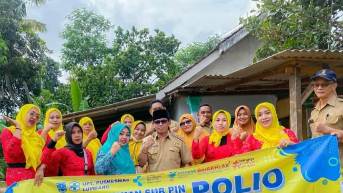 SEHAT: Kepala Desa Lambangkuning Timbul dan Ketua TP PKK Desa Lambangkuning Titin Sulastini memantau kegiatan Posyandu di Desa Lambangkuning. (PEMERINTAH DESA LAMBANGKUNING FOR JAWA POS RADAR BROMO)