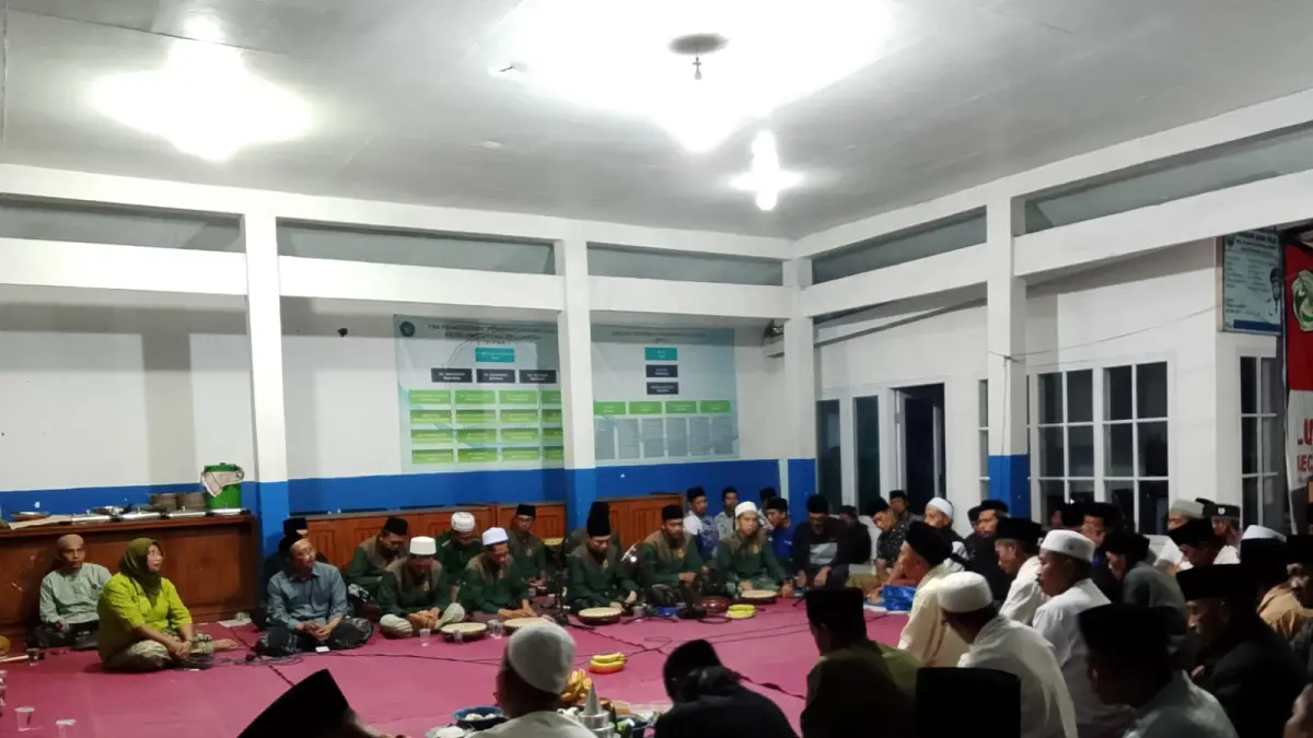 SENANG: Kepala Desa Lumbang Tiyarsi menyerahkan BLT DD kepada salah satu penerima manfaat di Desa/Kecamatan Lumbang. (PEMERINTAH DESA LUMBANG FOR JAWA POS RADAR BROMO)