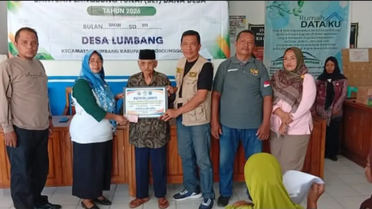 SENANG: Kepala Desa Lumbang Tiyarsi menyerahkan BLT DD kepada salah satu penerima manfaat di Desa/Kecamatan Lumbang. (PEMERINTAH DESA LUMBANG FOR JAWA POS RADAR BROMO)