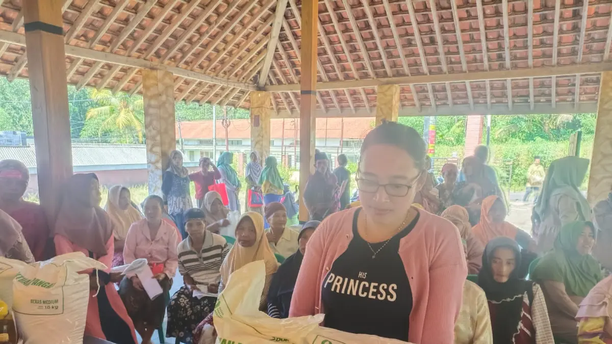 SENANG: Sejumlah warga Desa Lambangkuning, Kecamatan Lumbang, menerima bantuan bahan pangan di Balai Desa Lambangkuning, Kabupaten Probolinggo.(PEMERINTAH DESA LAMBANGKUNING FOR JAWA POS RADAR BROMO)