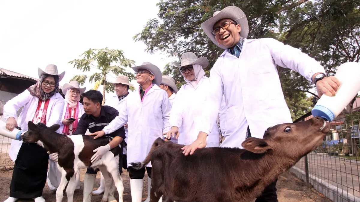 SIAP TOPANG MBG: Launching dan Sarasehan Penguatan Koperasi Susu bagi Kedaulatan Gizi Nasional di Joglo KUTT Suka Makmur, Grati, Kabupaten Pasuruan, Kamis (30/7). Koperasi susu Jawa Timur berkomitmen untuk menopang program MBG melalui susu berkualitas. (Mokhamad Zubaidillah/ Radar Bromo)