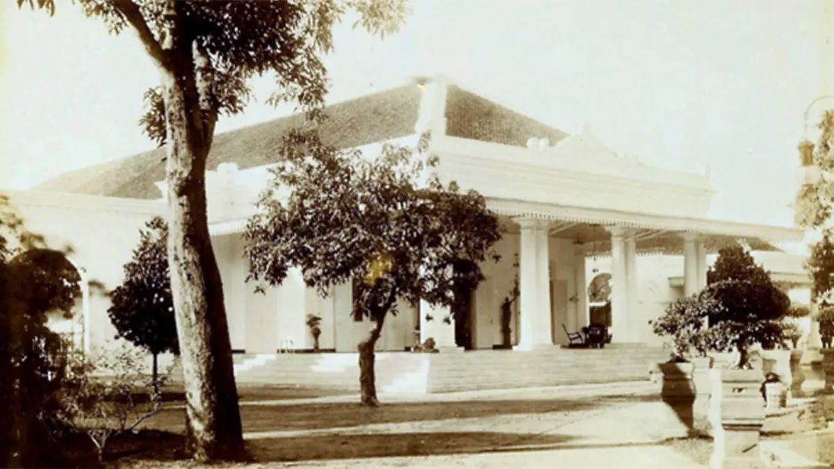 KEMEGAHAN DEPAN: Tampak depan bangunan tempat tinggal Han Hoo Tong yang mengadopsi gaya arsitektur Indische Empire. Pilar-pilar kokoh khas Eropa berpadu dengan ornamen Tionghoa ini mencerminkan tingginya status sosial sang pemilik sebagai salah satu "Trio Raja Gula" Pasuruan pada era kolonial.