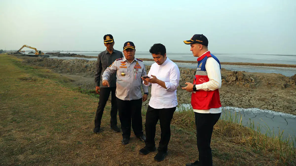 TINJAU: Wakil Gubernur Jawa Timur Emil Elestianto Dardak bersama Kepala Balai Teknik Perkeretaapian (BTP) Kelas I Surabaya Direktorat Jenderal Perkeretaapian (DJKA) Kementerian Perhubungan Denny Michels Adlan, saat meninjau titik rembesan lumpur di tanggul 10D, Desa Siring, Kecamatan Porong, Kabupaten Sidoarjo, Kamis (23/7). (Istimewa)