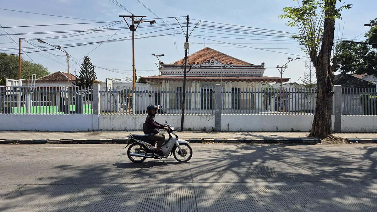 CAGAR BUDAYA: Suasana terkini Gedung Pancasila yang berdiri kokoh di koridor Jalan Hasanudin, Kelurahan Karanganyar, Kota Pasuruan. Kompleks bangunan bersejarah yang kini dikelola oleh Yayasan Pancasila dan digunakan sebagai sekolah formal (TK-SMP) tersebut, telah resmi ditetapkan pemerintah setempat sebagai situs cagar budaya yang dilindungi. (Fahrizal Firmani/Radar Bromo)